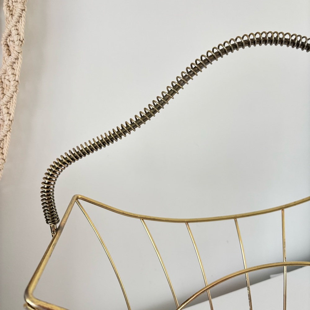 Mid-Century Modern (MCM) Atomic style magazine rack gold-toned spiral handle. - Picture 8 of 12